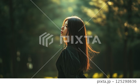 森の背景と美女のポートレート 森の背景と美女のポートレート 125298636