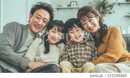 リビングでくつろぐ日本人の家族 125298889