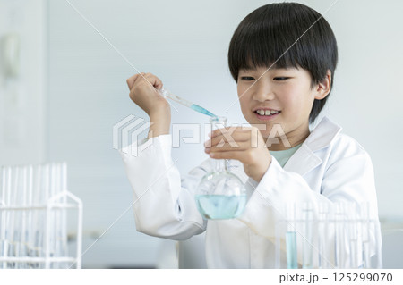 理科の実験をする小学4年生の男の子 理科の実験をする小学4年生の男の子 125299070