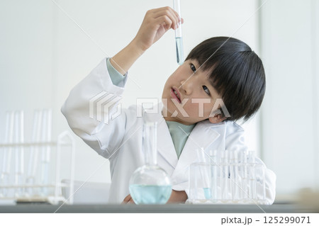 理科の実験をする小学4年生の男の子 125299071