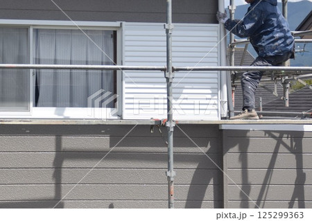 ペンキ塗布 足場の解体撤去作業 素材 背景 ペンキ塗布 足場の解体撤去作業 素材 背景 125299363