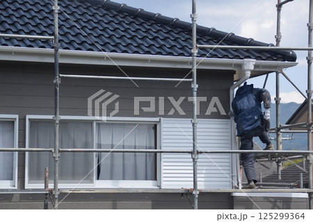 ペンキ塗布 足場の解体撤去作業 素材 背景 ペンキ塗布 足場の解体撤去作業 素材 背景 125299364