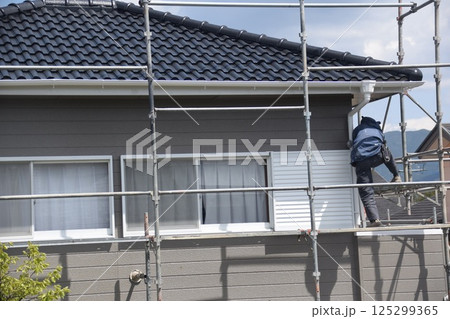 ペンキ塗布 足場の解体撤去作業 素材 背景 ペンキ塗布 足場の解体撤去作業 素材 背景 125299365