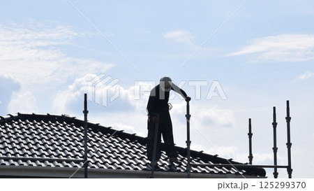 ペンキ塗布　足場の解体撤去作業　素材　背景 125299370