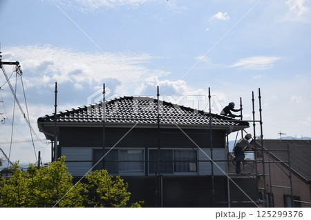 ペンキ塗布　足場の解体撤去作業　素材　背景 125299376