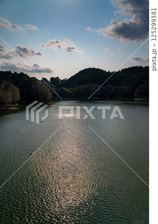 次第に夕焼け色に染まっていく空と湖面 奈良県奈良市布目ダムにて① 次第に夕焼け色に染まっていく空と湖面 奈良県奈良市布目ダムにて① 125299381