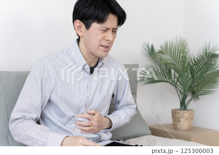 お腹が痛い男性 腹痛 胃腸炎 下痢 便秘 お腹が痛い男性 腹痛 胃腸炎 下痢 便秘 125300003
