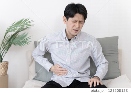 お腹が痛い男性 腹痛 胃腸炎 下痢 便秘 お腹が痛い男性 腹痛 胃腸炎 下痢 便秘 125300128