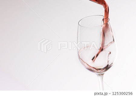 グラスに注がれるワイン 125300256