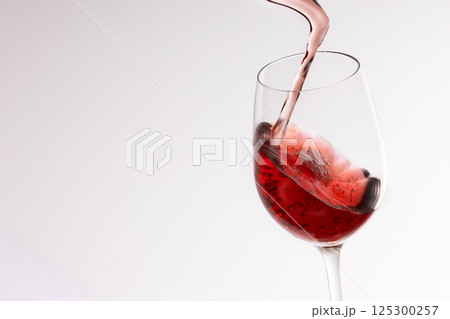 グラスに注がれるワイン 125300257