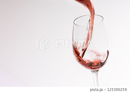 グラスに注がれるワイン 125300259