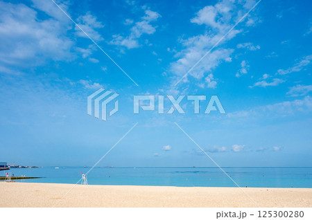 夏の始まりを感じる海辺の風景 125300280