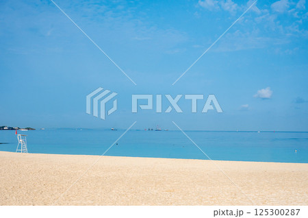 夏の始まりを感じる海辺の風景 125300287