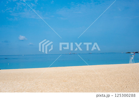 夏の始まりを感じる海辺の風景 125300288