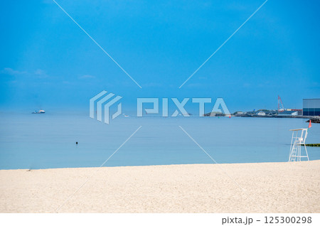 夏の始まりを感じる海辺の風景 125300298