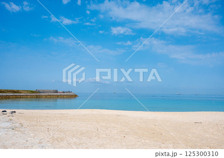 夏の始まりを感じる海辺の風景 125300310