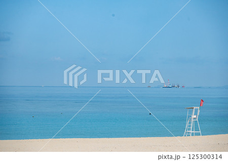 夏の始まりを感じる海辺の風景 夏の始まりを感じる海辺の風景 125300314