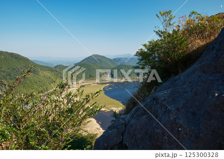 竜石と藺牟田池の風景 125300328