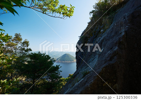 竜石の岩の入り口 125300336