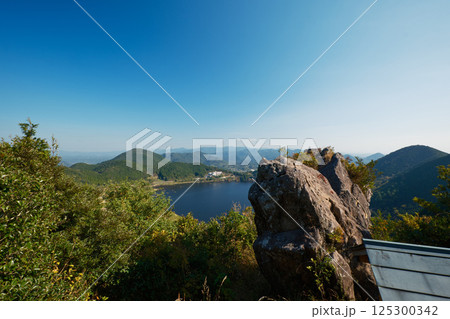 竜石登山から見る綺麗な藺牟田池の景色 125300342