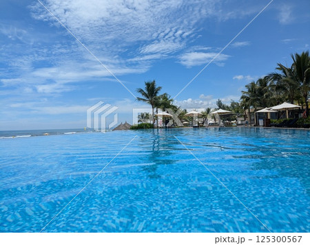 ベトナム、ダナンのビーチ沿いにあるリゾートプール 125300567