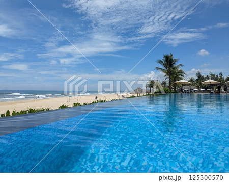 ベトナム、ダナンのビーチ沿いにあるリゾートプール 125300570