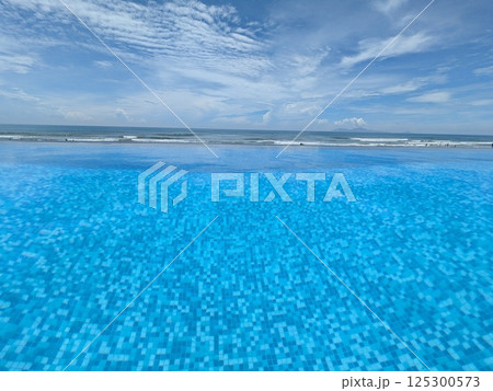 ベトナム、ダナンのビーチ沿いにあるリゾートプール 125300573