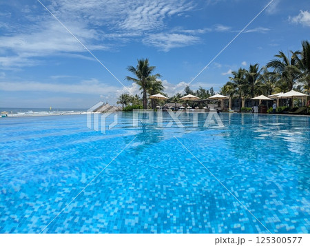 ベトナム、ダナンのビーチ沿いにあるリゾートプール 125300577