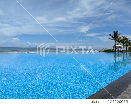 ベトナム、ダナンのビーチ沿いのインフィニティプール 125300626