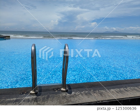 ベトナム、ダナンのビーチ沿いのインフィニティプール ベトナム、ダナンのビーチ沿いのインフィニティプール 125300636