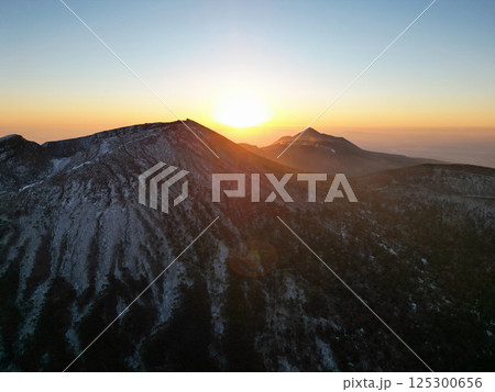 霧島山の上空から上がる朝日の空撮 125300656