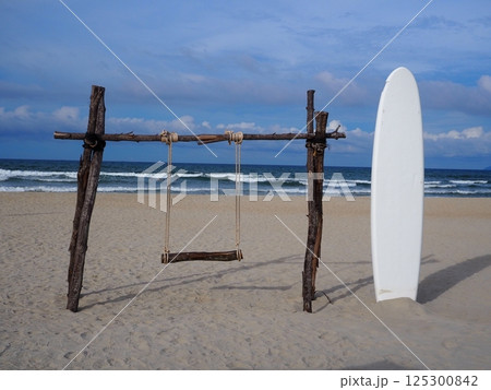 白い砂浜とブランコ 白い砂浜とブランコ 125300842