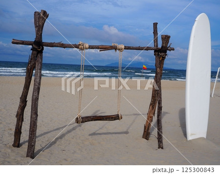白い砂浜とブランコ 白い砂浜とブランコ 125300843
