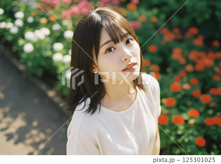 煌めく花畑に明るい女性 煌めく花畑に明るい女性 125301025