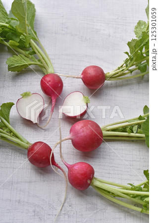 Homegrown organic radish on wood background. 125301059