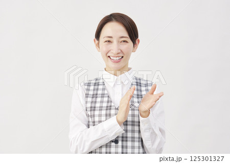 女性　事務員　拍手　白背景 125301327
