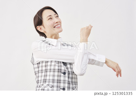 女性 事務員 腕のストレッチ 白背景 女性 事務員 腕のストレッチ 白背景 125301335