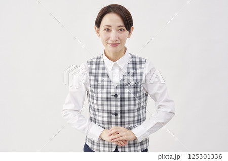 女性 事務員 会釈 カメラ目線 白背景 女性 事務員 会釈 カメラ目線 白背景 125301336