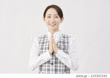 女性 事務員 祈る 合掌 白背景 カメラ目線 女性 事務員 祈る 合掌 白背景 カメラ目線 125301342