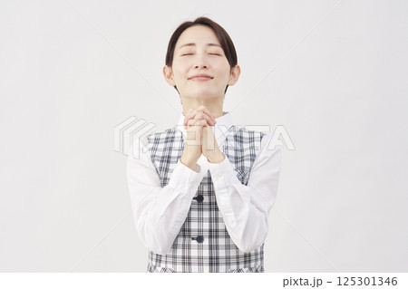 女性　事務員　祈る　白背景 125301346