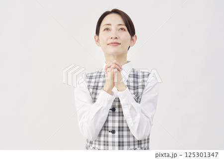 女性 事務員 祈る 白背景 女性 事務員 祈る 白背景 125301347