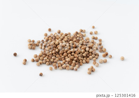 白背景に複数のコリアンダーシード（ホール） 125301416