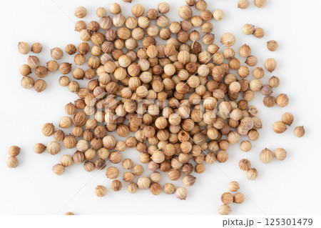 コリアンダーシード（ホール）のクローズアップ 125301479