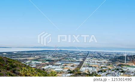 伊良湖オーシャンリゾート駐車場から見た渥美半島の町並み（愛知県田原市）（横長サイズ） 125301490