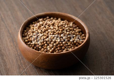 木の器に入ったコリアンダーシード（ホール） 125301526
