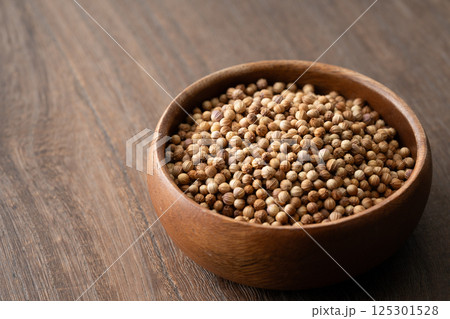 木の器に入ったコリアンダーシード（ホール） 125301528