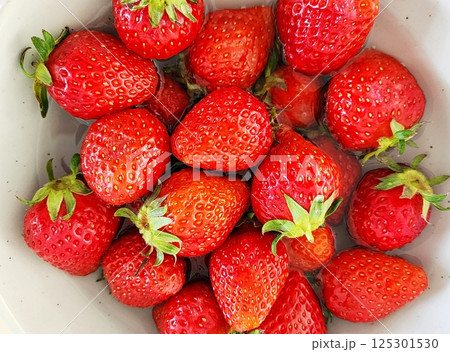 ripe strawberries 125301530