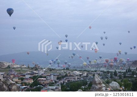トルコ カッパドキアの気球 125301611