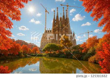 サグラダファミリアと水面に映える景観 紅葉 サグラダファミリアと水面に映える景観 紅葉 125301682