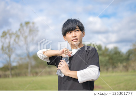 水を開ける爽やかな男性 125301777
